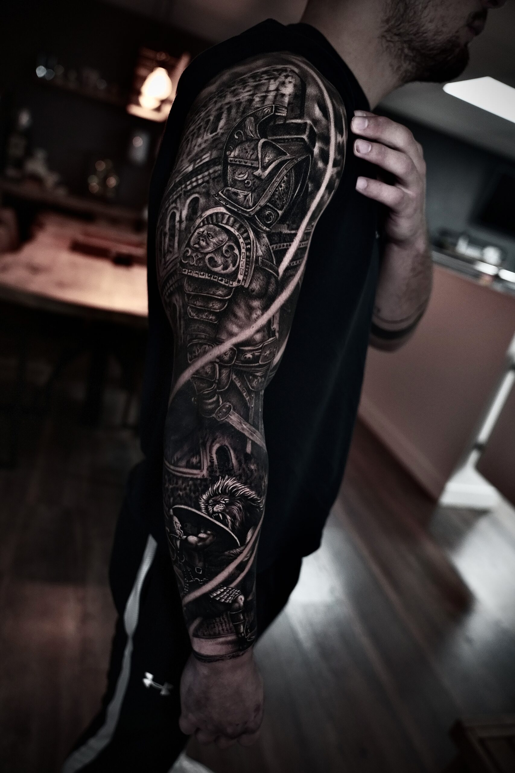 Gladiator full sleeve tattoo gezet bij Tat2Holics Den Haag