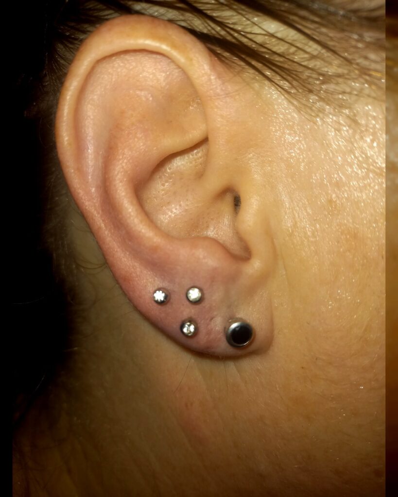 Earlobe piercings gezet bij Tat2holics in Den Haag