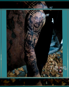 Realistische tattoo sleeve met historisch portret, windmolens en zeilschip