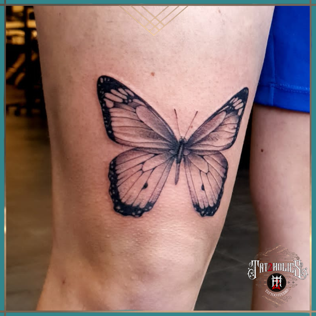 Vlinder tattoo voor Giada, fijn omlijnd en geplaatst op de arm, gezet bij Tat2holics in Den Haag