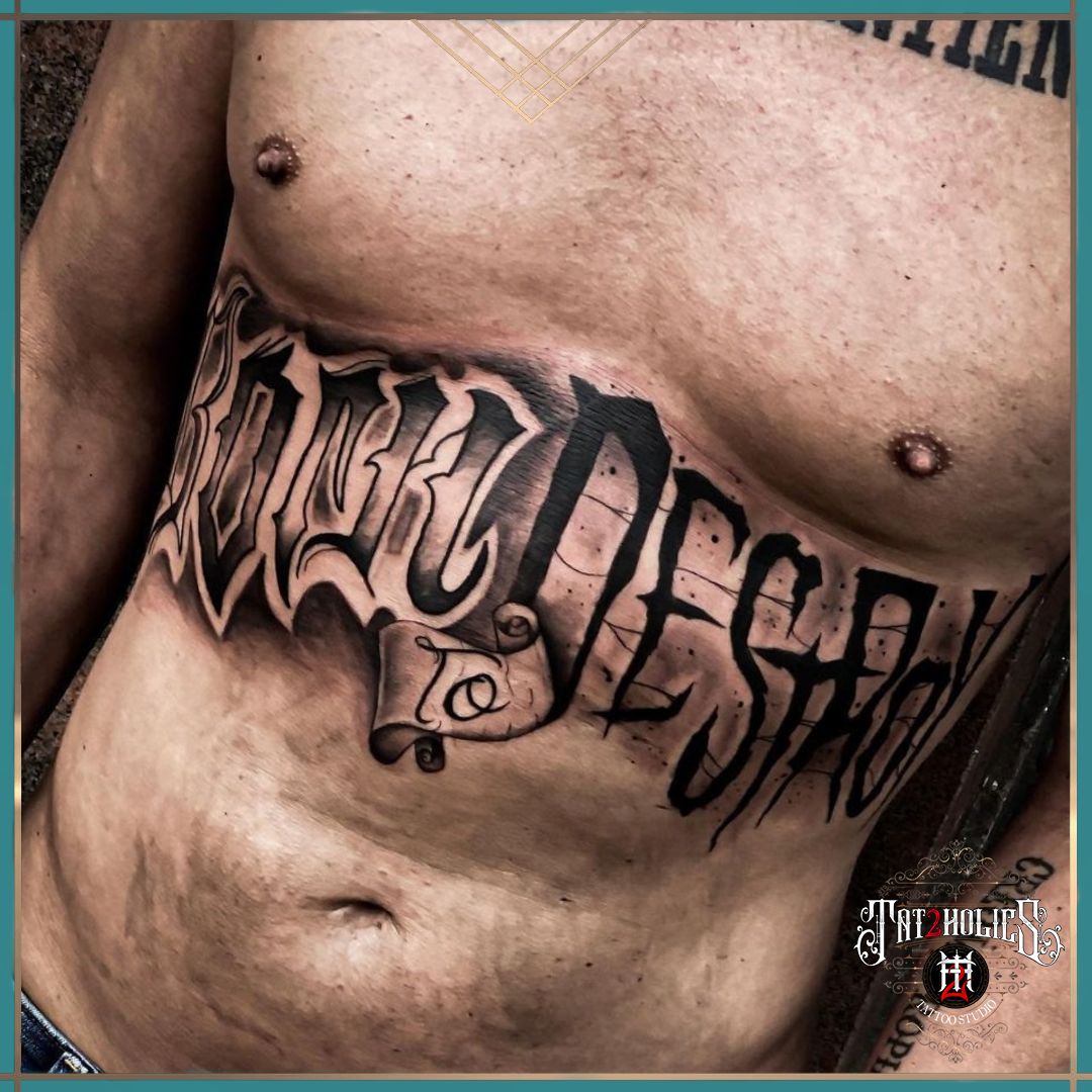 Custom lettering tattoo script stijl bij Tat2Holics Den Haag