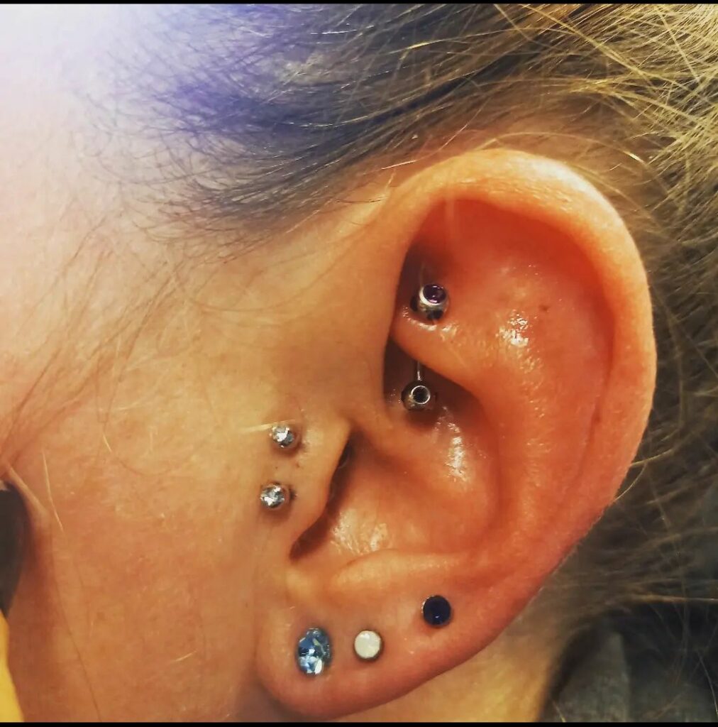 Dubbele tragus piercings in het oor, gezet bij Tat2holics in Den Haag