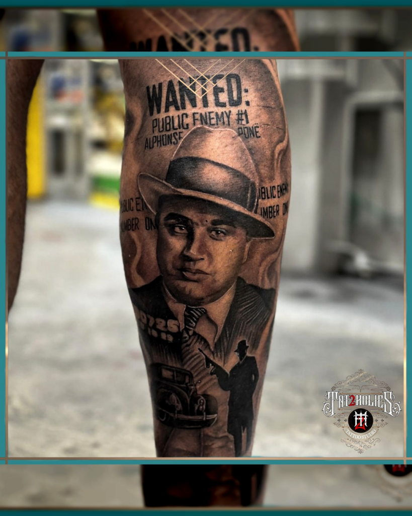 Realistische tattoo van Al Capone in vintage 'Wanted'-poster stijl, met auto en silhouet met machinegeweer