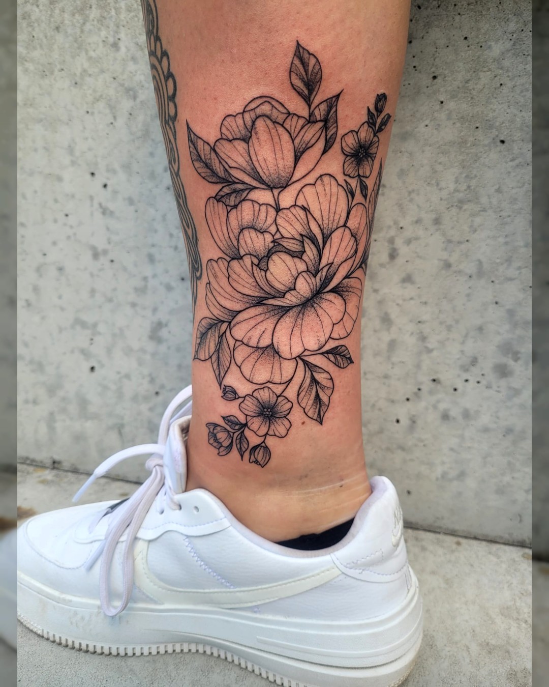 Floral tattoo voor Suus met bloemenmotief, gezet bij Tat2holics in Den Haa