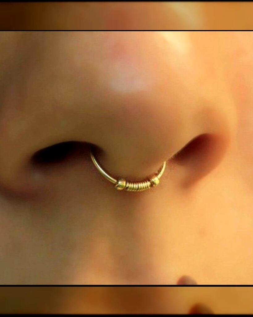 Septum piercing door het neustussenschot gezet bij Tat2holics in Den Haag