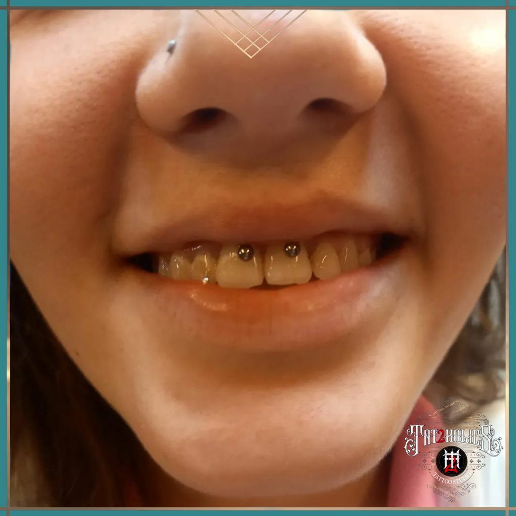 Smiley piercing bij het lipbandje binnenin de bovenlip, gezet bij Tat2holics in Den Haag
