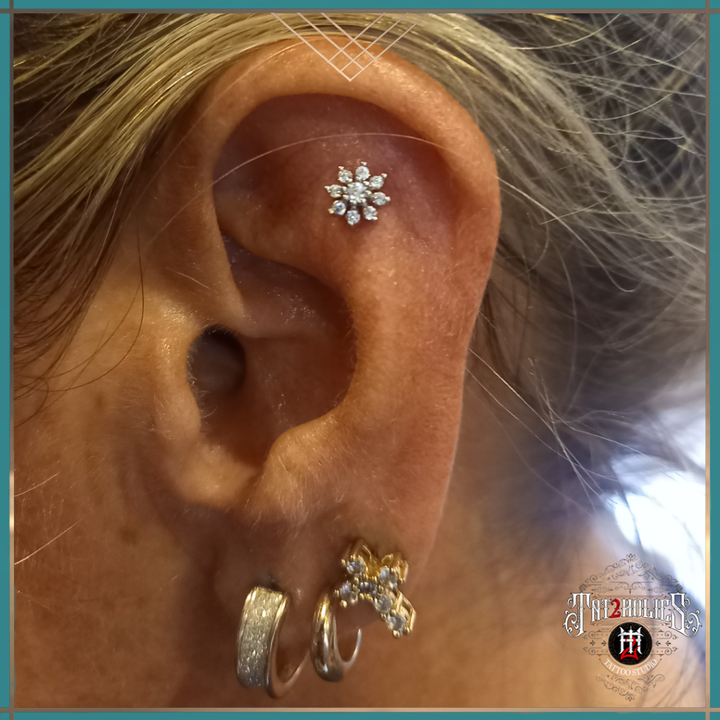 Upper conch piercing in het oor bij Tat2holics in Den Haag