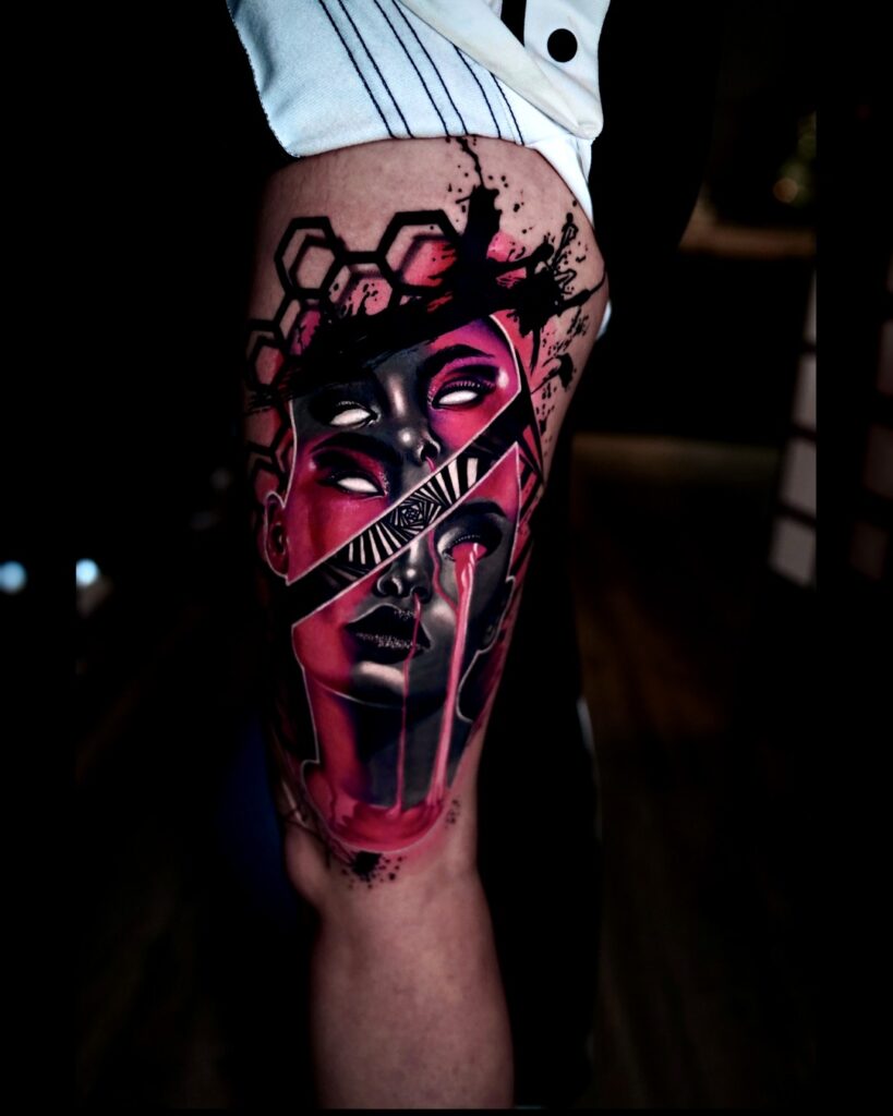 Tattoo op het bovenbeen van twee overlappende vrouwenportretten met witte ogen, rode tranen en geometrische vormen, gezet bij Tat2holics in Den Haag
