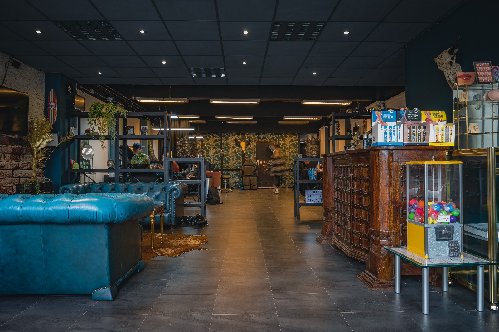 Tattoo artist aan het werk bij Tat2Holics, klanten uit Leiden