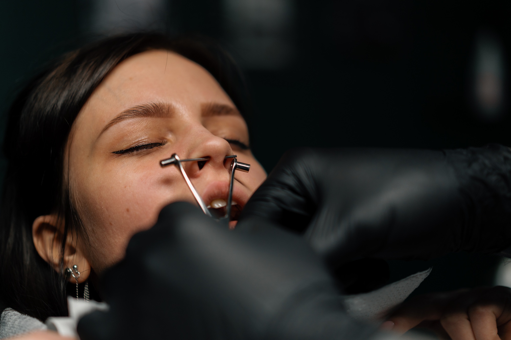 Professionele nose piercing bij Tat2Holics Den Haag