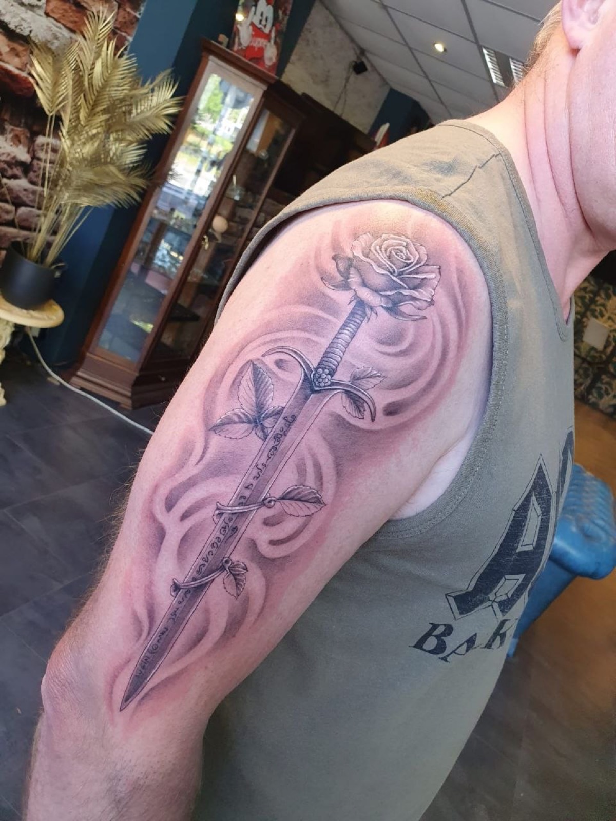 Tattoo artist at work in Tat2Holics The Hague